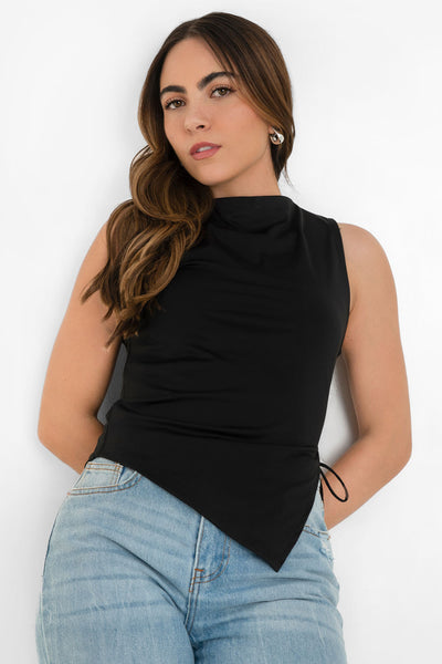 Top asimétrico de fit recto, cuello barco, sin mangas, bajo asimétrico diagonal con abertura lateral y lazo amarrable decorativo.