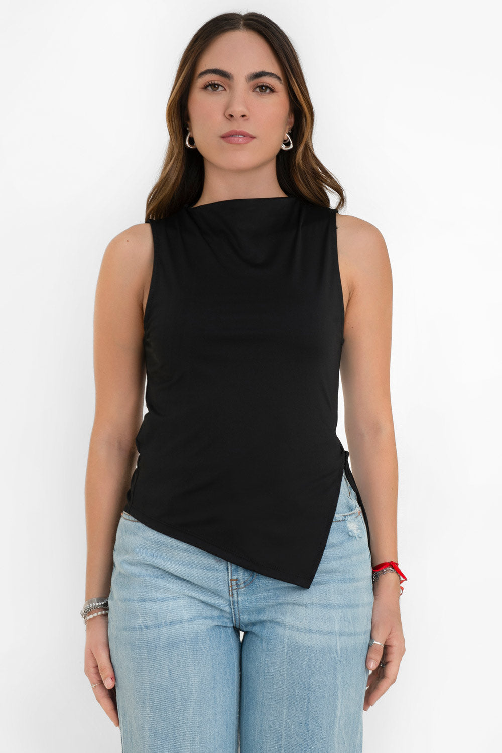 Top asimétrico de fit recto, cuello barco, sin mangas, bajo asimétrico diagonal con abertura lateral y lazo amarrable decorativo.