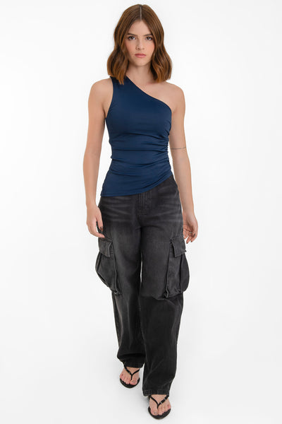 Top asimétrico de fit ajustado, un hombro, escote diagonal, plisados en costado y detalle de bajo asimétrico curveado.