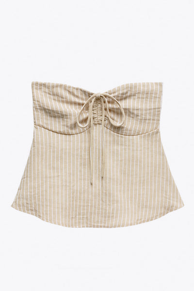 Top corto de estampado rayas, cuello halter con lazo amarrable posterior, escote corazón con jareta ajustable y plisados frontales. Detalle de peplum con olanes y fruncido en espalda.