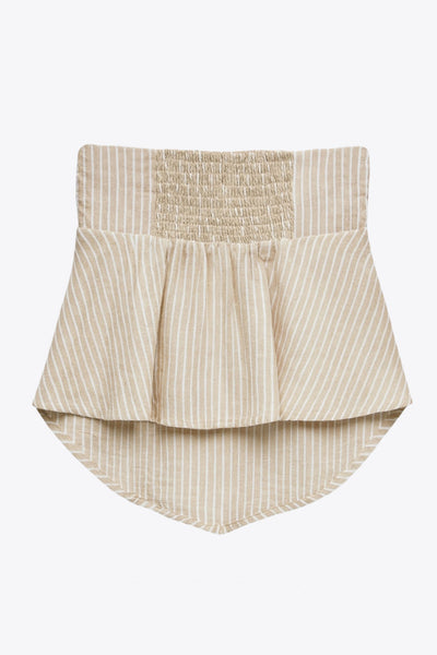 Top corto de estampado rayas, cuello halter con lazo amarrable posterior, escote corazón con jareta ajustable y plisados frontales. Detalle de peplum con olanes y fruncido en espalda.