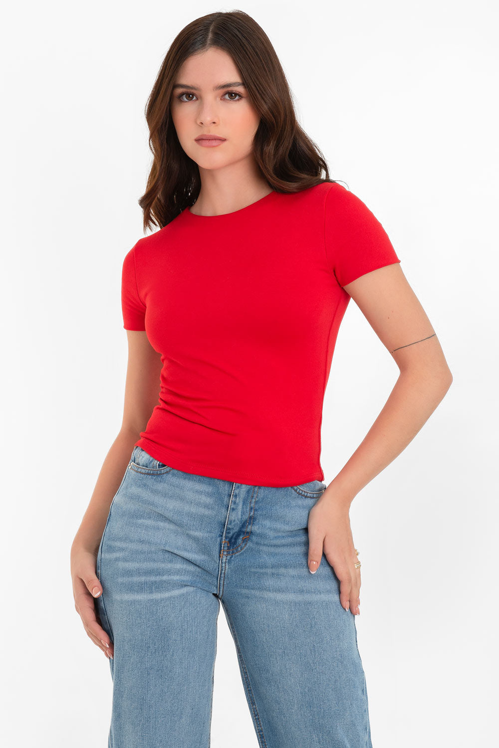 Top básico de fit ajustado, manga corta y cuello redondo.