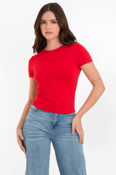 Top básico de fit ajustado, manga corta y cuello redondo.