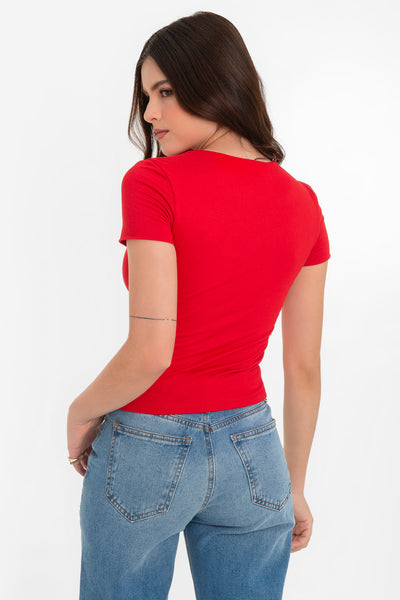 Top básico de fit ajustado, manga corta y cuello redondo.