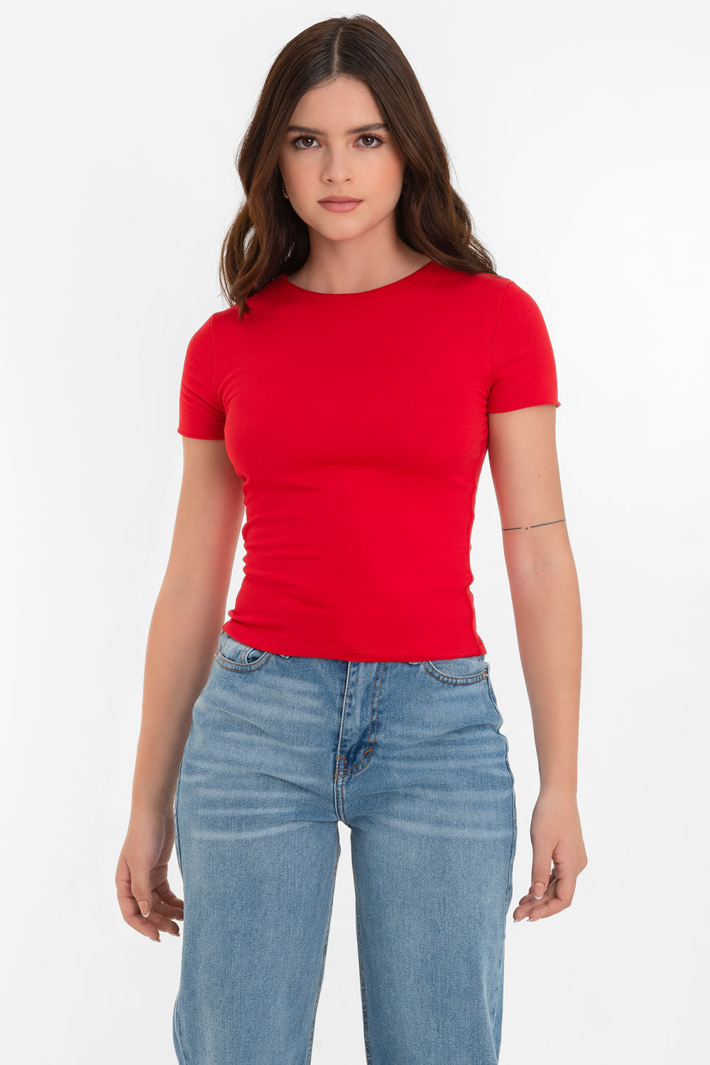 Top básico de fit ajustado, manga corta y cuello redondo.