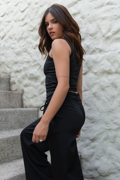 Top básico de fit ajustado, sin mangas y escote cuadrado.