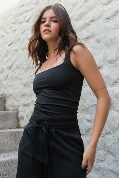 Top básico de fit ajustado, sin mangas y escote cuadrado.