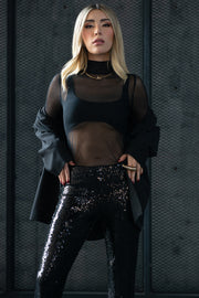 Top básico de mesh, fit recto, cuello alto y manga larga.