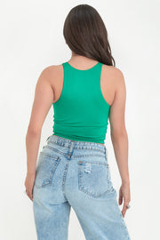 Top básico satinado de fit ajustado, sin mangas y cuello redondo.