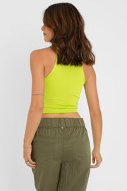 Top básico satinado de fit ajustado, sin mangas y cuello redondo.