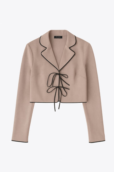 Top blazer corto de fit fluido, manga larga, escote v con solapa y cierre frontal con lazos amarrables. Detalle de ribete decorativo en contraste.