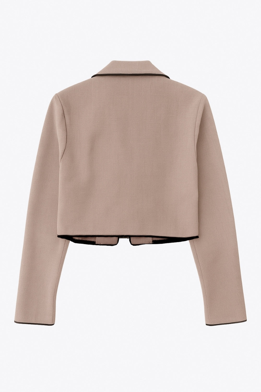 Top blazer corto de fit fluido, manga larga, escote v con solapa y cierre frontal con lazos amarrables. Detalle de ribete decorativo en contraste.