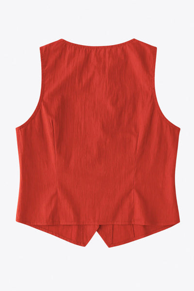 Top corto de fit recto, sin mangas, cuello redondo, bajo v frontal y cierre con hilera de botones.