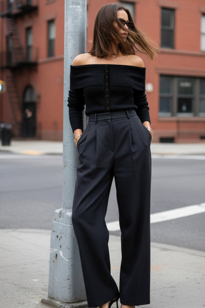 Top canalé de fit ajustado, manga larga, hombros descubiertos, escote recto con doblez en borde y cierre frontal con hilera de botones.