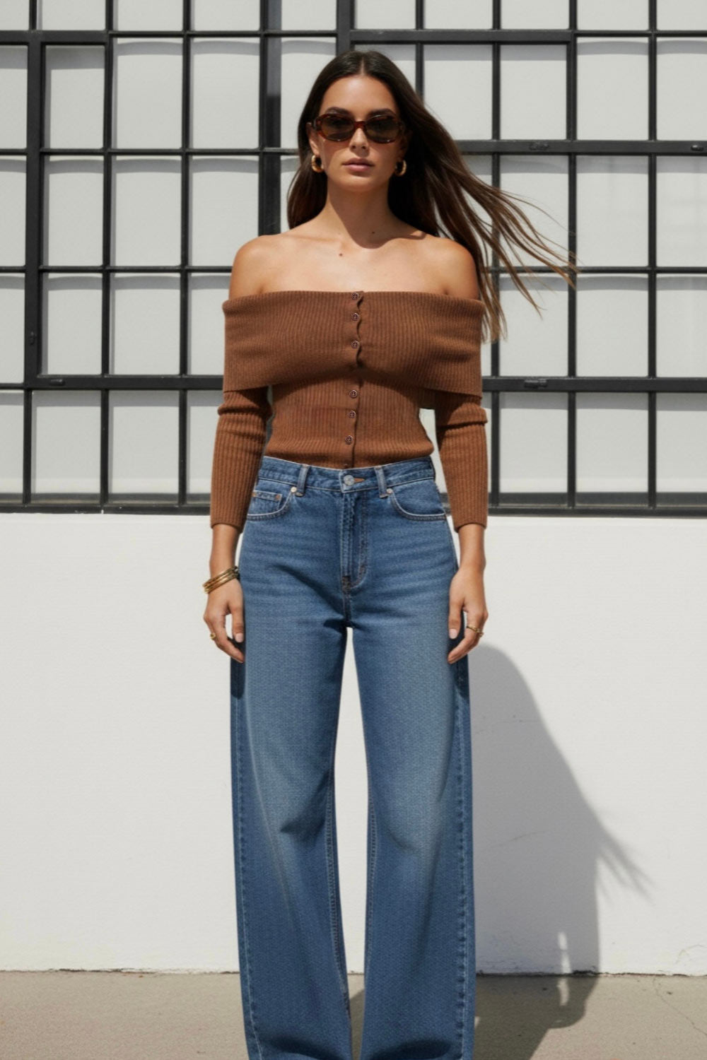 Top canalé de fit ajustado, manga larga, hombros descubiertos, escote recto con doblez en borde y cierre frontal con hilera de botones.