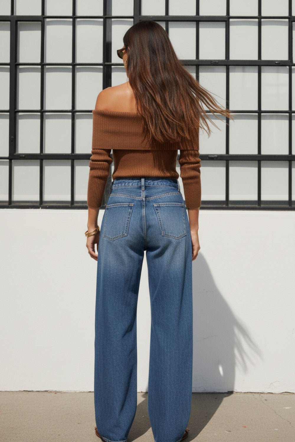 Top canalé de fit ajustado, manga larga, hombros descubiertos, escote recto con doblez en borde y cierre frontal con hilera de botones.