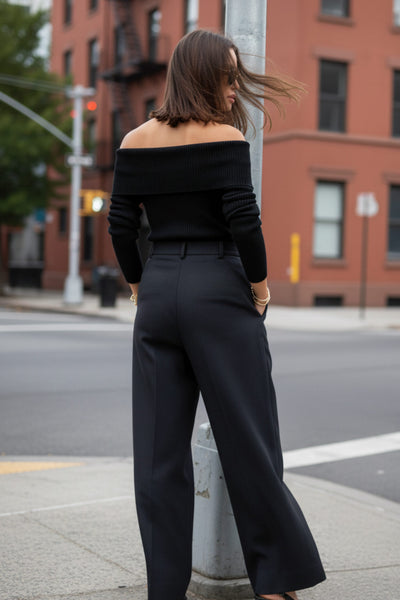 Top canalé de fit ajustado, manga larga, hombros descubiertos, escote recto con doblez en borde y cierre frontal con hilera de botones.