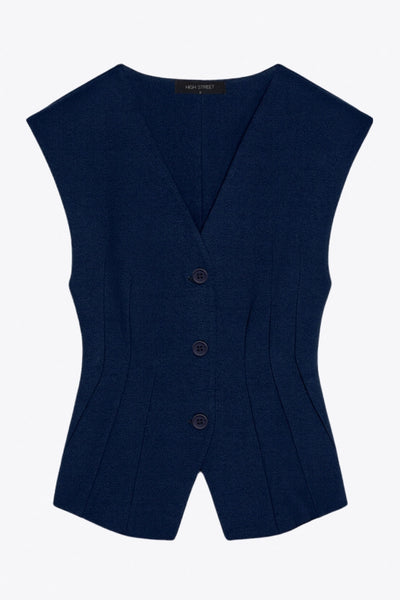 Chaleco de fit ajustado, cuello v, con hombreras y cierre frontal con hilera de botones. Detalle de abertura frontal en bajo.