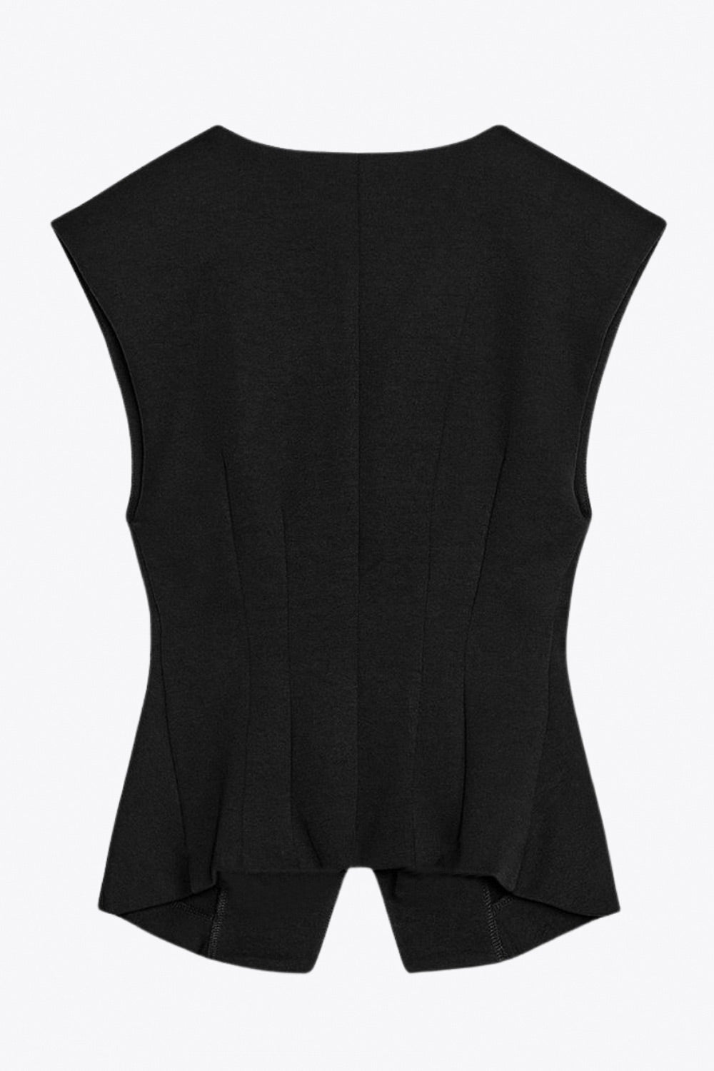 Chaleco de fit ajustado, cuello v, con hombreras y cierre frontal con hilera de botones. Detalle de abertura frontal en bajo.