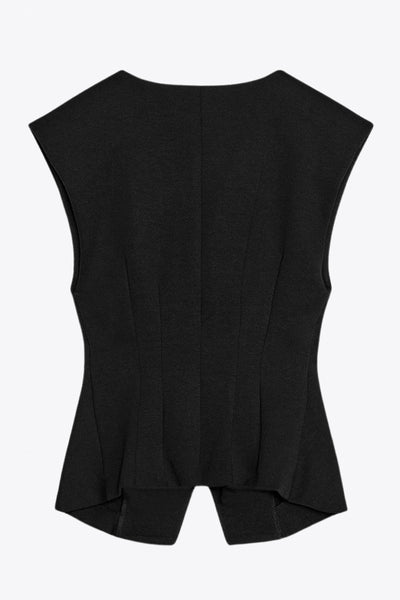 Chaleco de fit ajustado, cuello v, con hombreras y cierre frontal con hilera de botones. Detalle de abertura frontal en bajo.