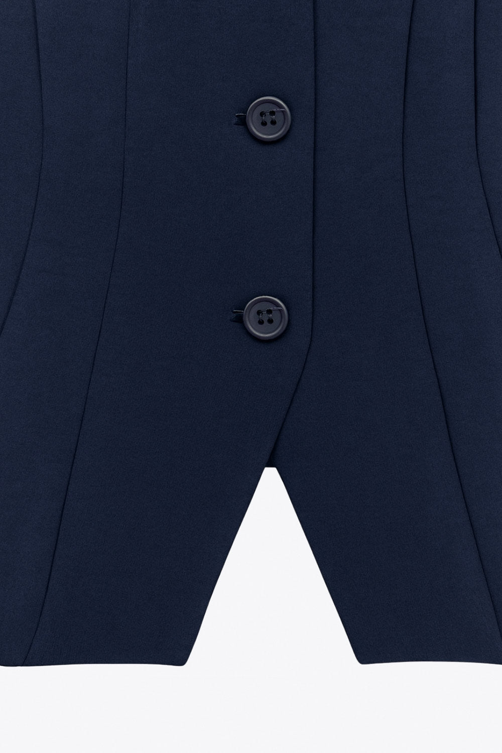 Chaleco de fit ajustado, cuello v, con hombreras y cierre frontal con hilera de botones. Detalle de abertura frontal en bajo.