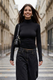 Top básico de fit ajustado, cuello alto y manga larga.