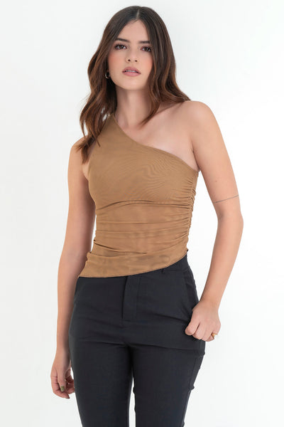 Top corto asimétrico de mesh, fit ajustado, un hombro, escote diagonal, sin mangas, detalles plisados en costado y bajo asimétrico con rib en borde.