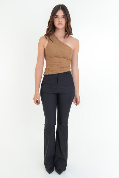 Top corto asimétrico de mesh, fit ajustado, un hombro, escote diagonal, sin mangas, detalles plisados en costado y bajo asimétrico con rib en borde.