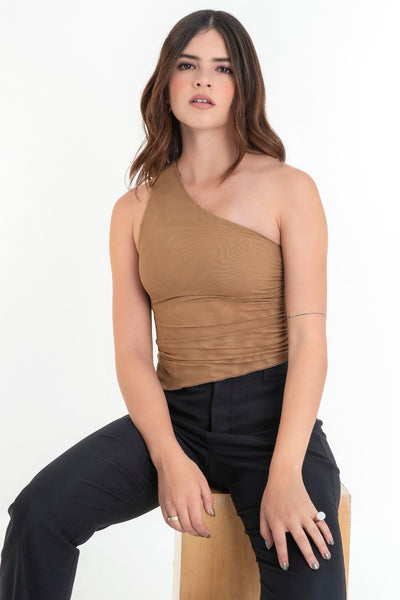 Top corto asimétrico de mesh, fit ajustado, un hombro, escote diagonal, sin mangas, detalles plisados en costado y bajo asimétrico con rib en borde.