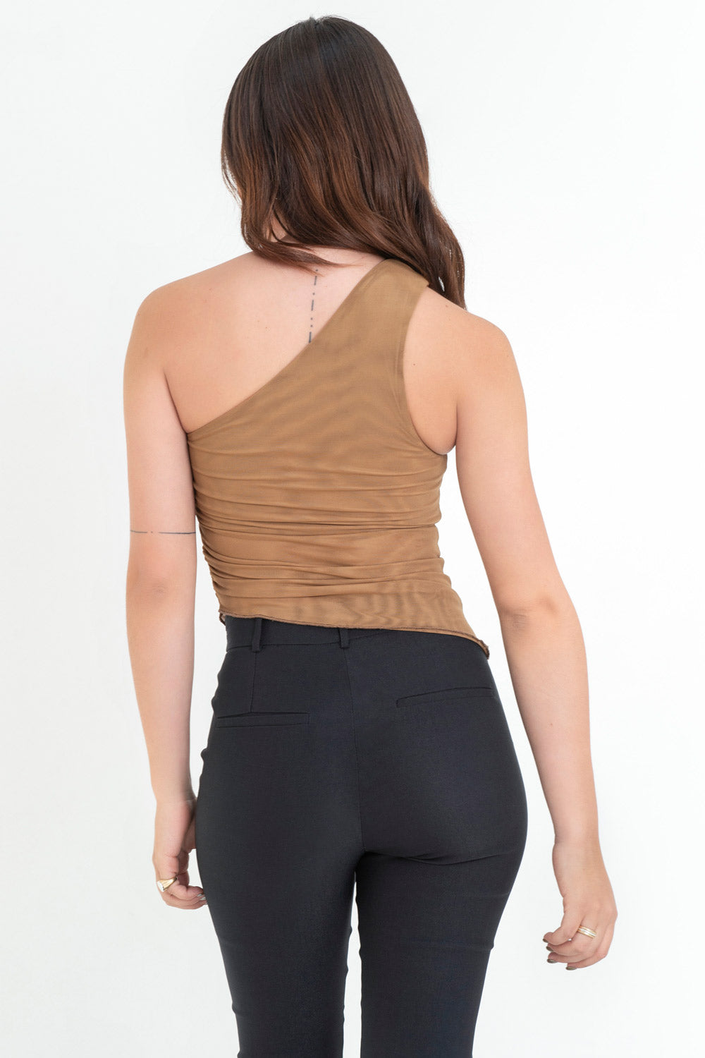 Top corto asimétrico de mesh, fit ajustado, un hombro, escote diagonal, sin mangas, detalles plisados en costado y bajo asimétrico con rib en borde.