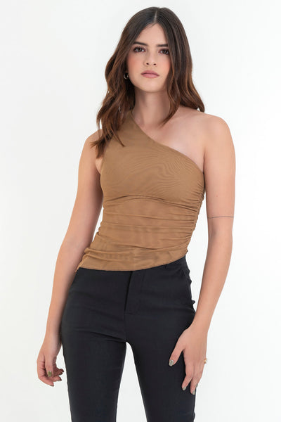 Top corto asimétrico de mesh, fit ajustado, un hombro, escote diagonal, sin mangas, detalles plisados en costado y bajo asimétrico con rib en borde.