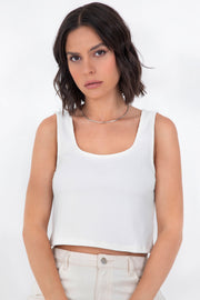 Top corto canalé básico de fit recto, sin mangas y escote redondo.