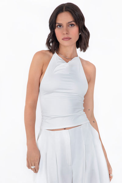Top corto de cuello halter fluido, sin mangas, fit ajustado y escote en espalda.