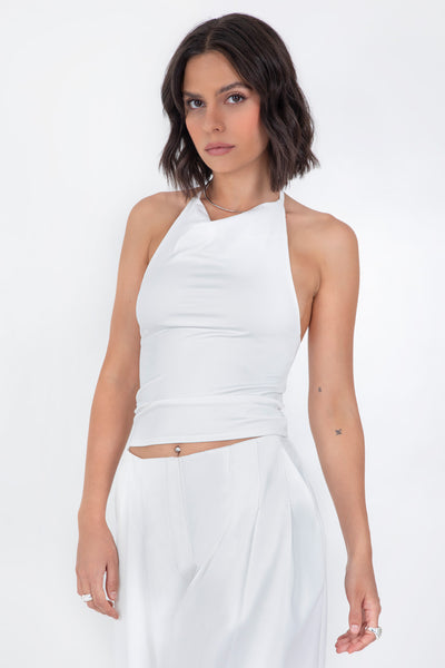 Top corto de cuello halter fluido, sin mangas, fit ajustado y escote en espalda.