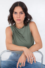 Top corto de fit ajustado, sin mangas, cuello barco, plisados decorativos en hombro y costados.