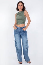 Top corto de fit ajustado, sin mangas, cuello barco, plisados decorativos en hombro y costados.