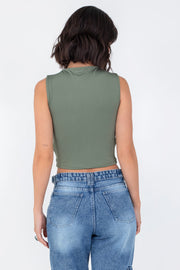 Top corto de fit ajustado, sin mangas, cuello barco, plisados decorativos en hombro y costados.
