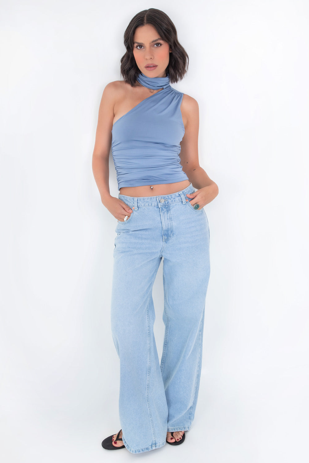 Top satinado asimétrico, de fit ajustado, detalles plisados laterales y en hombro, sin mangas, un hombro, escote diagonal y choker con plisados. Cierre posterior con botón y ojal.