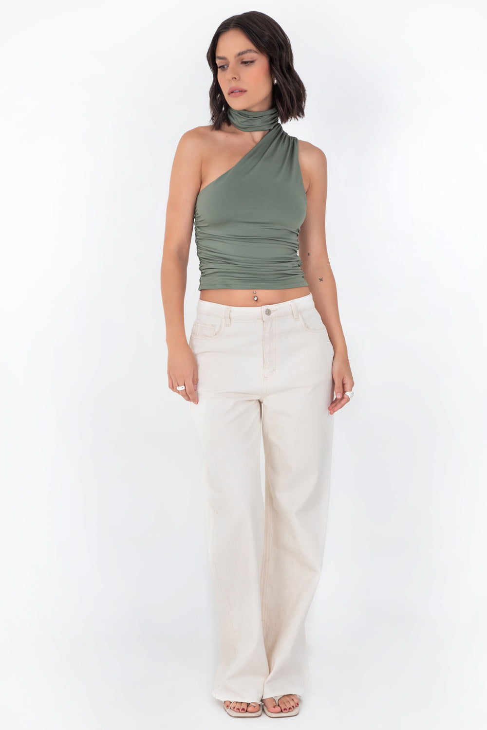 Top satinado asimétrico, de fit ajustado, detalles plisados laterales y en hombro, sin mangas, un hombro, escote diagonal y choker con plisados. Cierre posterior con botón y ojal.