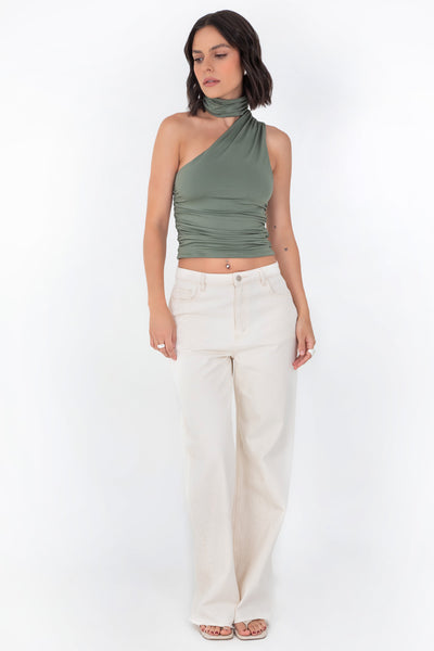 Top satinado asimétrico, de fit ajustado, detalles plisados laterales y en hombro, sin mangas, un hombro, escote diagonal y choker con plisados. Cierre posterior con botón y ojal.