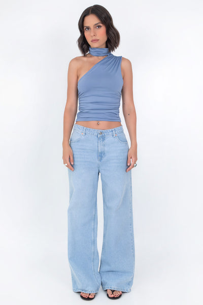 Top satinado asimétrico, de fit ajustado, detalles plisados laterales y en hombro, sin mangas, un hombro, escote diagonal y choker con plisados. Cierre posterior con botón y ojal.