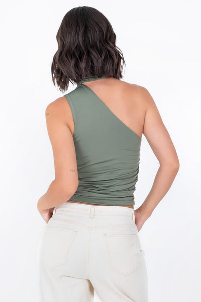 Top satinado asimétrico, de fit ajustado, detalles plisados laterales y en hombro, sin mangas, un hombro, escote diagonal y choker con plisados. Cierre posterior con botón y ojal.