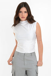 Top corto satinado de fit ajustado, sin mangas y cuello mock seguido.