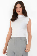 Top corto satinado cuello mock seguido
