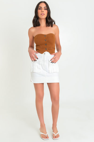 Top corto strapless de fit ajustado, cortes decorativos frontales, escote corazón y cierre frontal con hilera de botones en contraste. Detalle de vivos decorativos frontales.