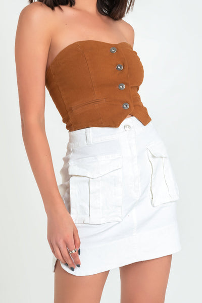 Top corto strapless de fit ajustado, cortes decorativos frontales, escote corazón y cierre frontal con hilera de botones en contraste. Detalle de vivos decorativos frontales.