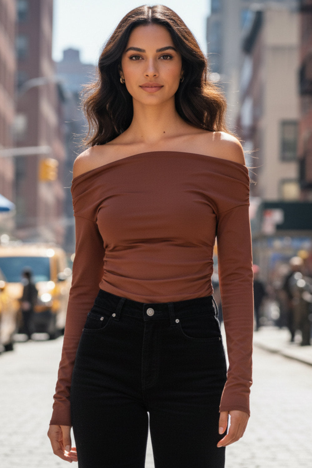 Top de fit ajustado, hombros descubiertos, escote recto y manga larga seguida con plisados laterales. Detalle de plisados en costados.