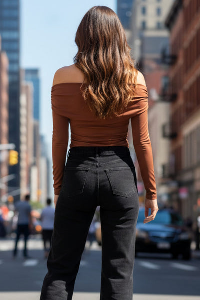 Top de fit ajustado, hombros descubiertos, escote recto y manga larga seguida con plisados laterales. Detalle de plisados en costados.