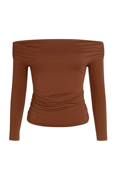 Top de fit ajustado, hombros descubiertos, escote recto y manga larga seguida con plisados laterales. Detalle de plisados en costados.