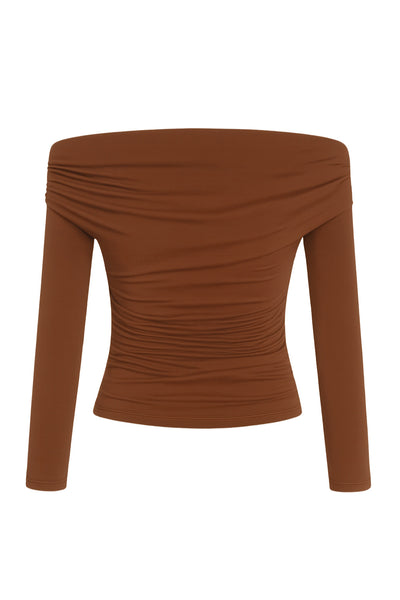 Top de fit ajustado, hombros descubiertos, escote recto y manga larga seguida con plisados laterales. Detalle de plisados en costados.